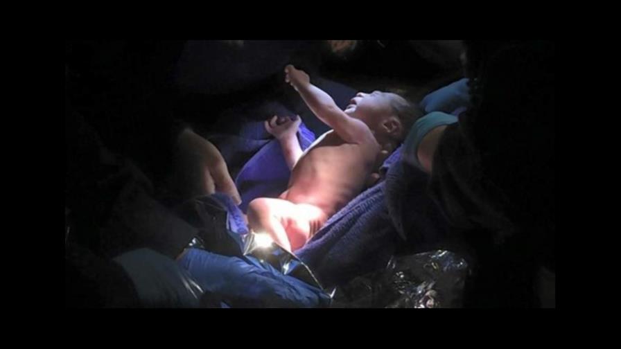 Mujer abandona recién nacido en un pesebre de iglesia en Nueva York 