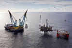 Reservas de petr&oacute;leo de EE.UU. caen en contra de las previsiones