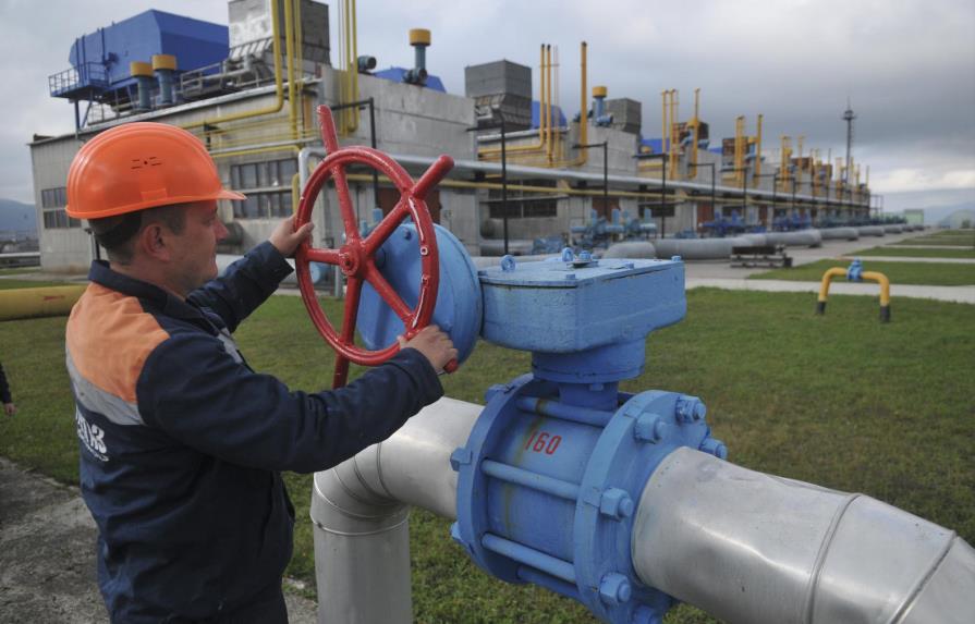 Ucrania deja de comprar gas a Rusia; cierra el espacio aéreo 