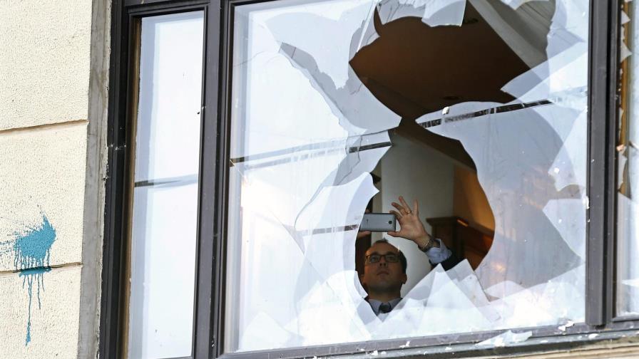 Apedrean la embajada turca en Moscú en protesta por el derribo de avión ruso