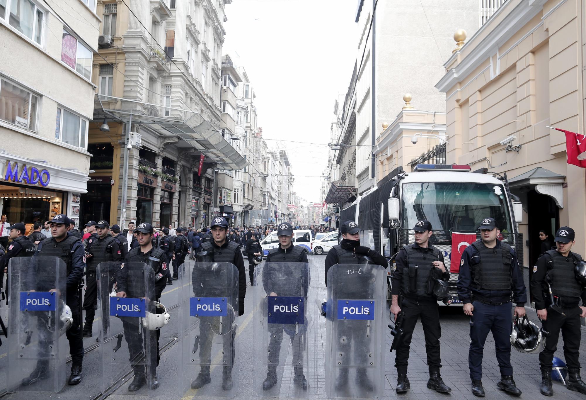 Policías turcos protegen el Consulado ruso en Estambul. 