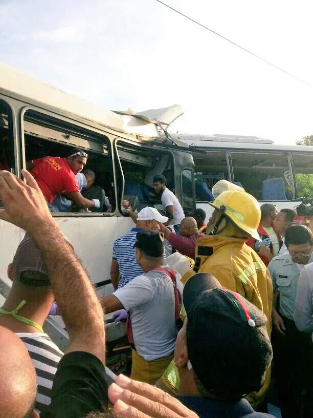 Personas atrapadas en uno de los autobuses son socorridas por ciudadanos y miembros del Cuerpo de Bomberos.