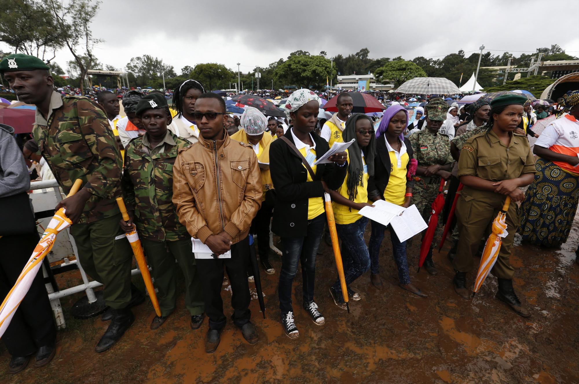 Miles de feligreses asisten a la misa oficiada por el papa Francisco en el campus de la Universidad de Nairobi (Kenia), hoy, 26 de noviembre de 2015.