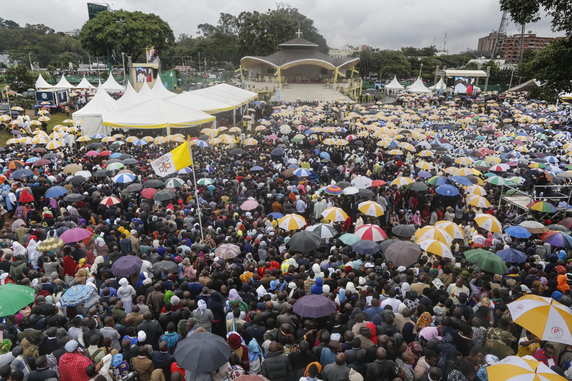 Miles de feligreses asisten a la misa oficiada por el papa Francisco en el campus de la Universidad de Nairobi (Kenia), hoy, 26 de noviembre de 2015. Francisco inició ayer una visita de seis días con escalas en Kenia, Uganda y la República Centroafricana.