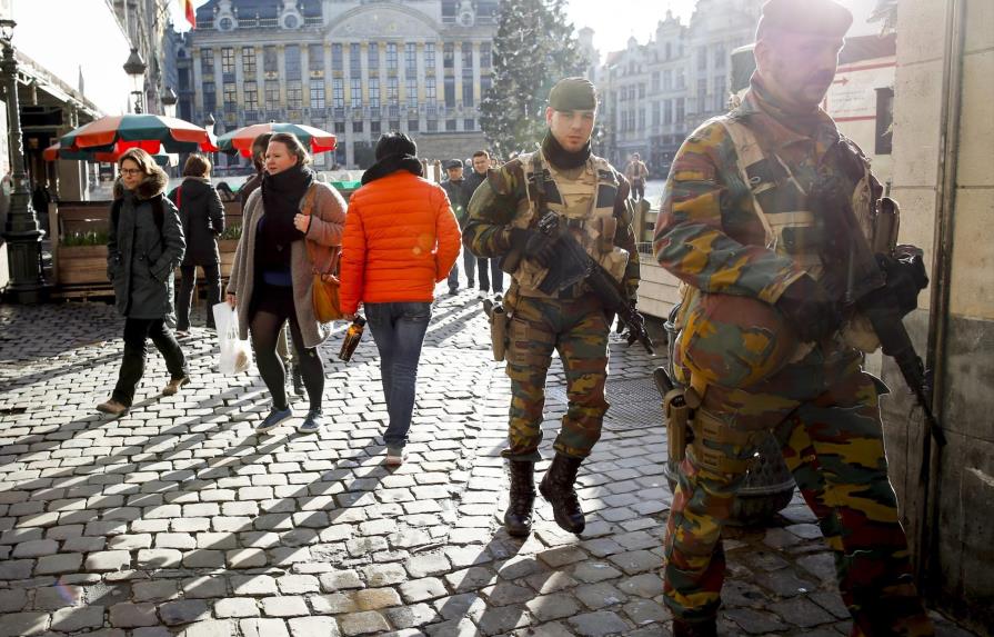 Bruselas rebaja nivel de alerta mientras siguen registros por atentados París