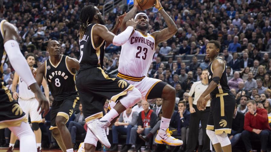 LeBron James, “quillado”, lidera una reunión de solo jugadores