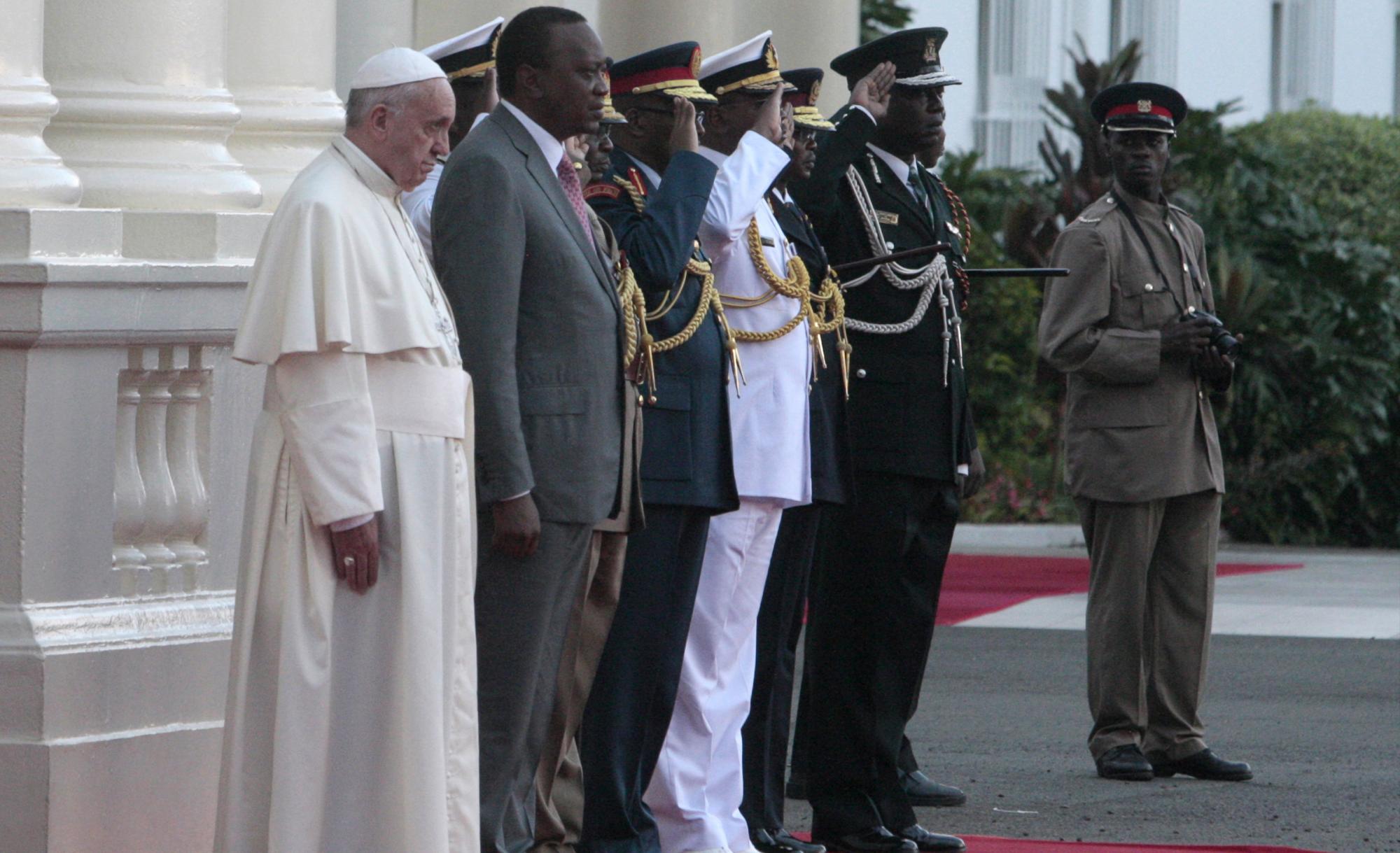El papa Francisco, izquierda, a un costado del presidente keniano Uhuru Kenyatta y altos funcionarios del ejército en la Cámara baja de Nairobi, Kenia, el miércoles 25 de noviembre de 2015.