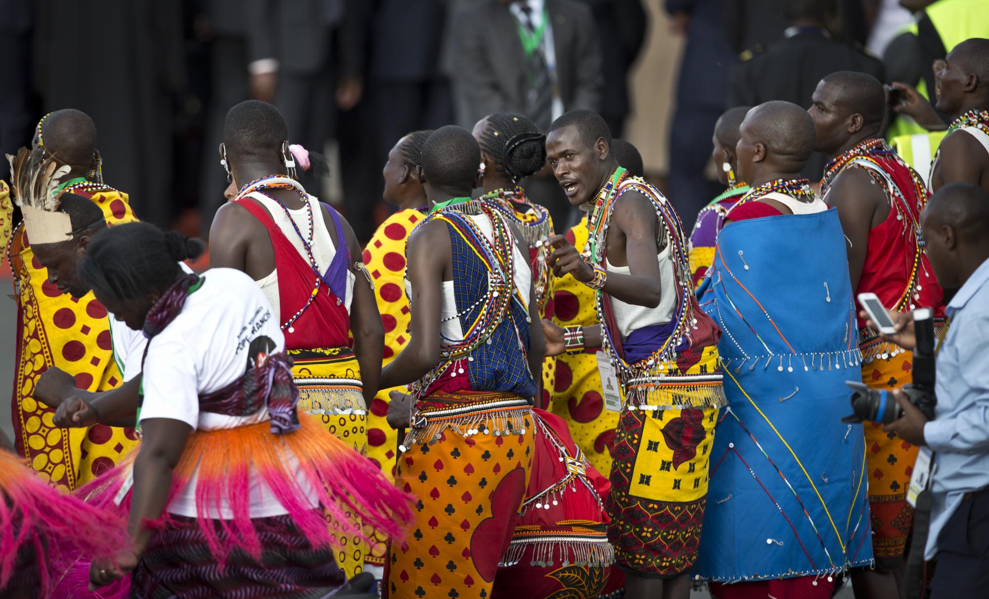 Los bailadores tradicionales Maasai se preparan para la llegada del papa Francisco al aeropuerto de Nairobi, Kenia, el miércoles 25 de noviembre de 2015.
