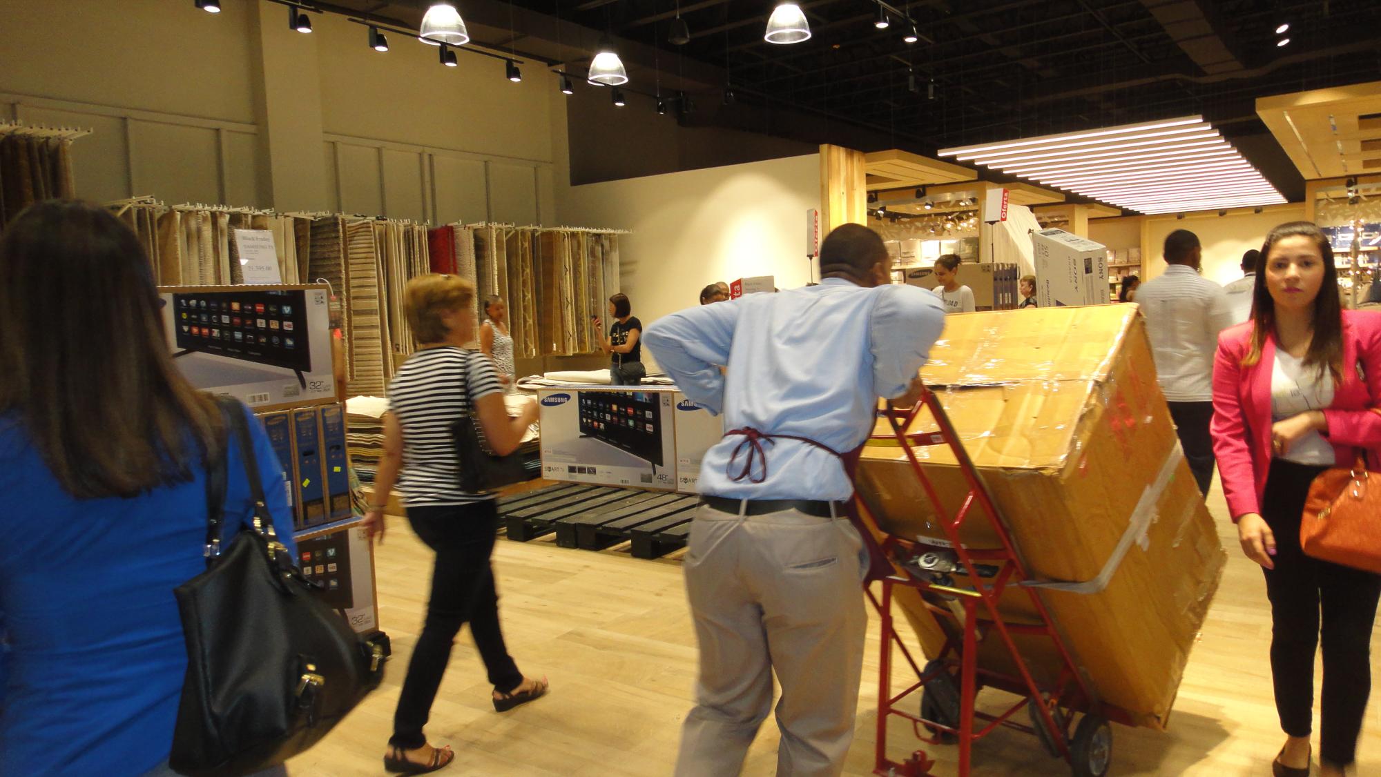 Casa Cuesta abrió a las 7:00 am este viernes. Los descuentos son sólo por hoy.     