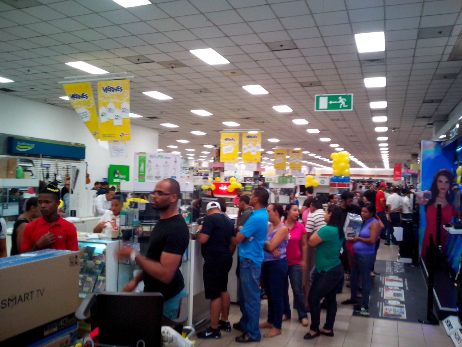 Una imagen de los clientes que acudieron a La Sirena a comprar este Viernes Negro