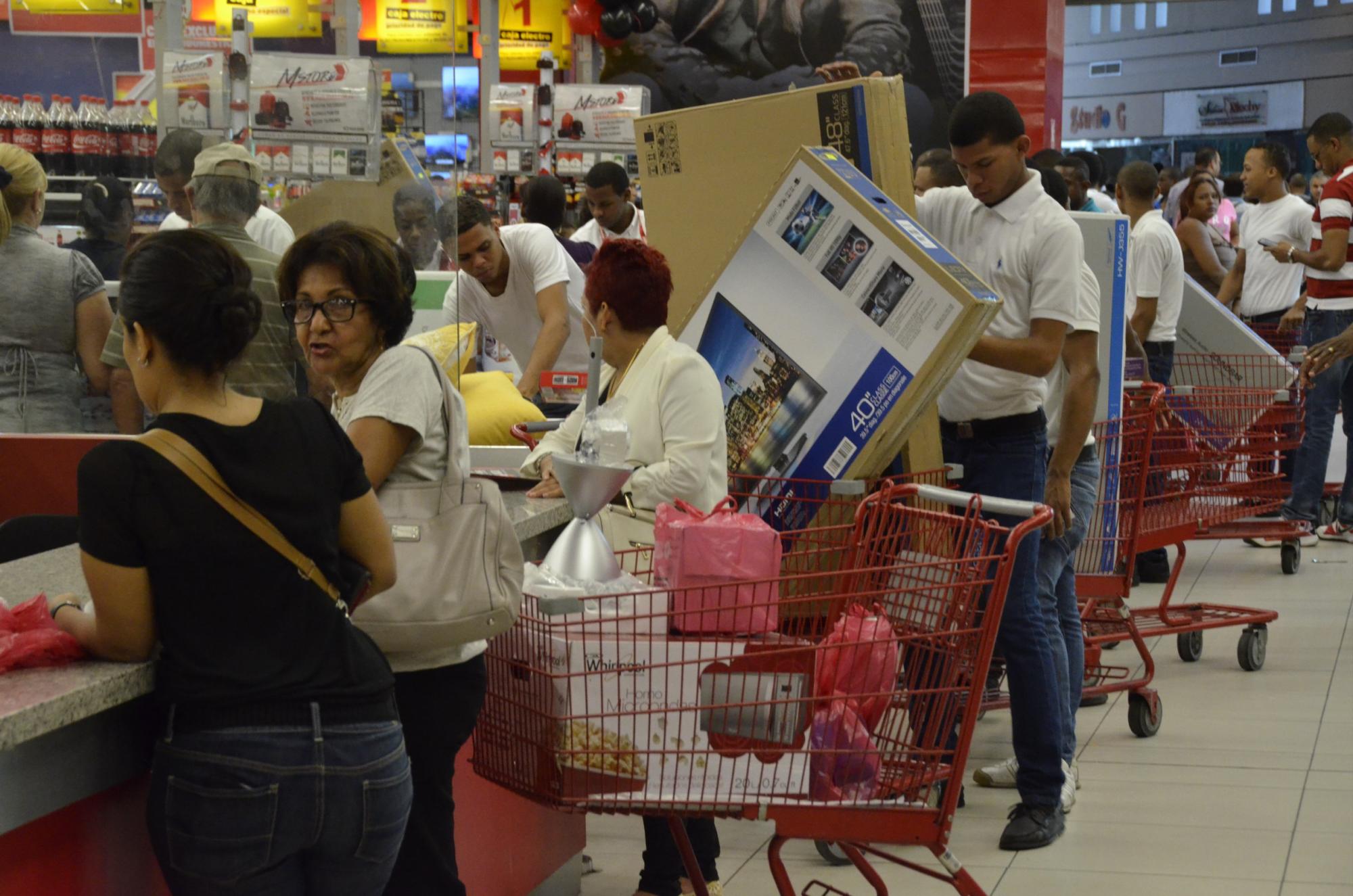 Clientes compra en Jumbo. Miles de personas amanecieron hoy en los grandes establecimientos comerciales para ser de los primeros en aprovechar las rebajas que, en algunos casos, llegan a un 70% del precio original.