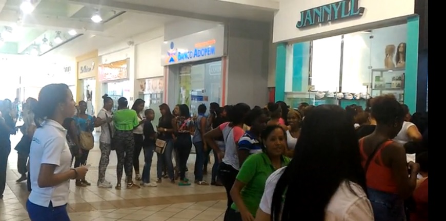 Mujeres hacen fila para comprar cabello postizo en una tienda de Megacentro, en Santo Domingo Este.