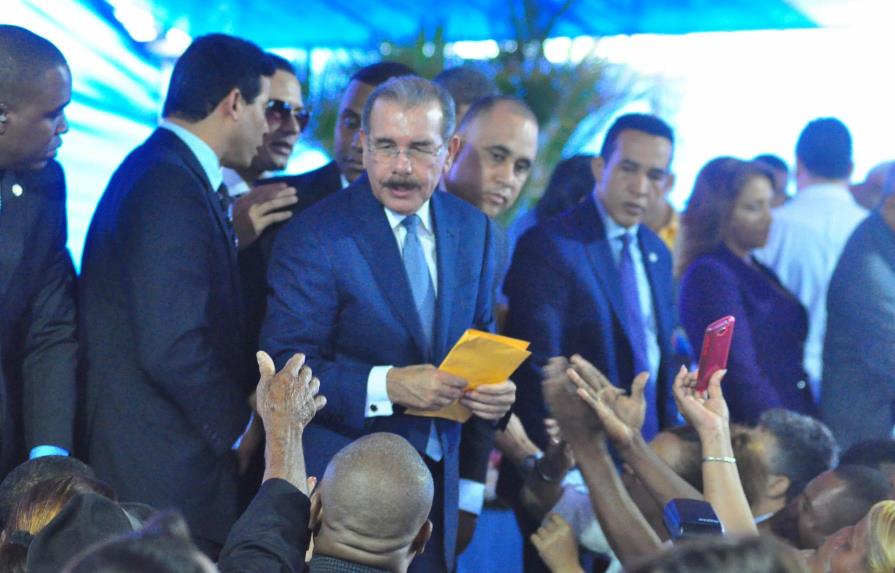 Presidente Medina entrega hospital en Las Matas de Santa Cruz