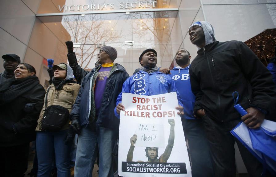 Cientos protestan en Chicago por la muerte de joven negro a manos de policía
