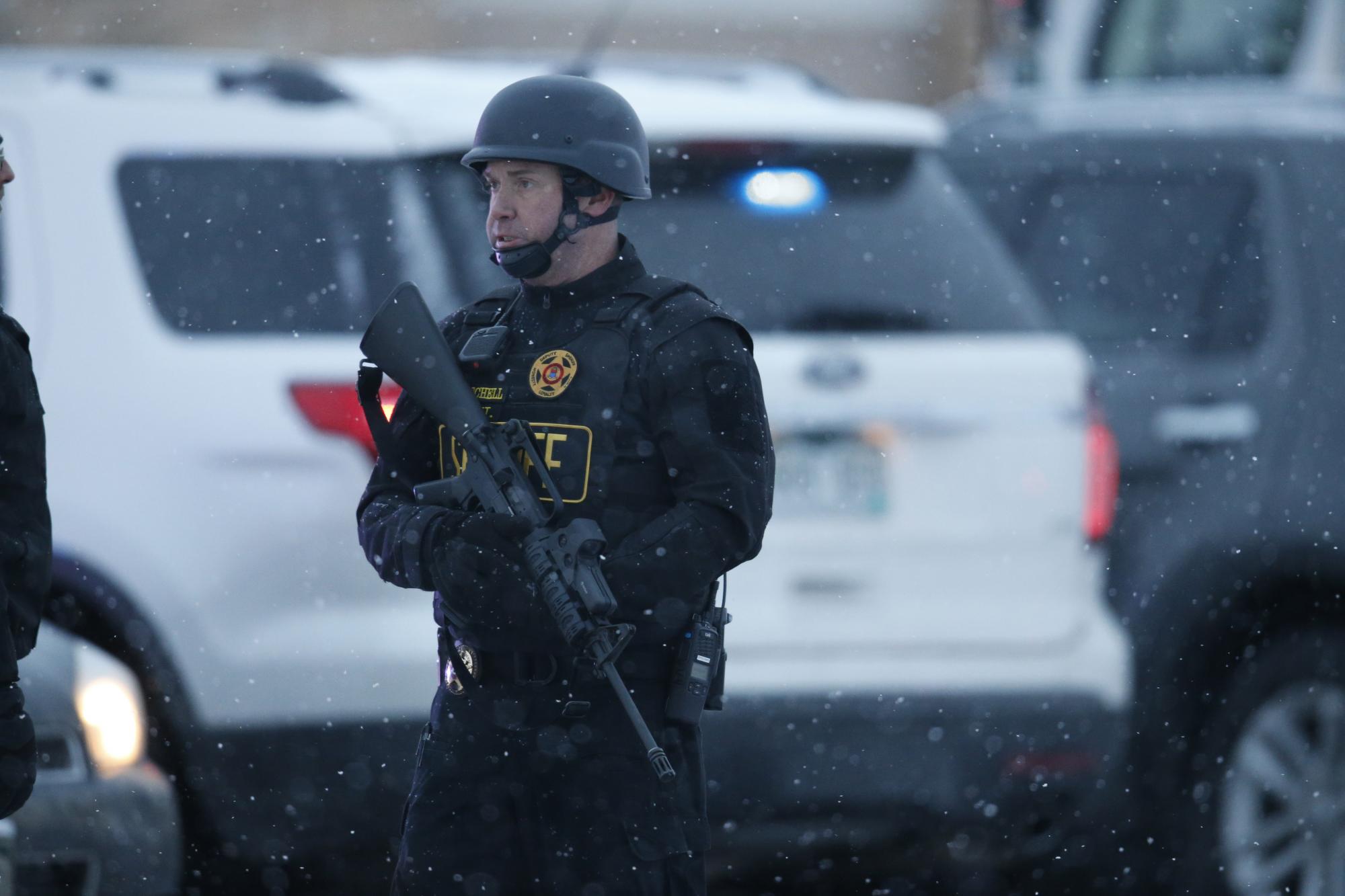 Un policía hace guardia en las proximidades de una clínica de control de natalidad Planned Parenthood tras un tiroteo en el edificio, el 27 de noviembre de 2015, en Colorado Springs, Colorado.