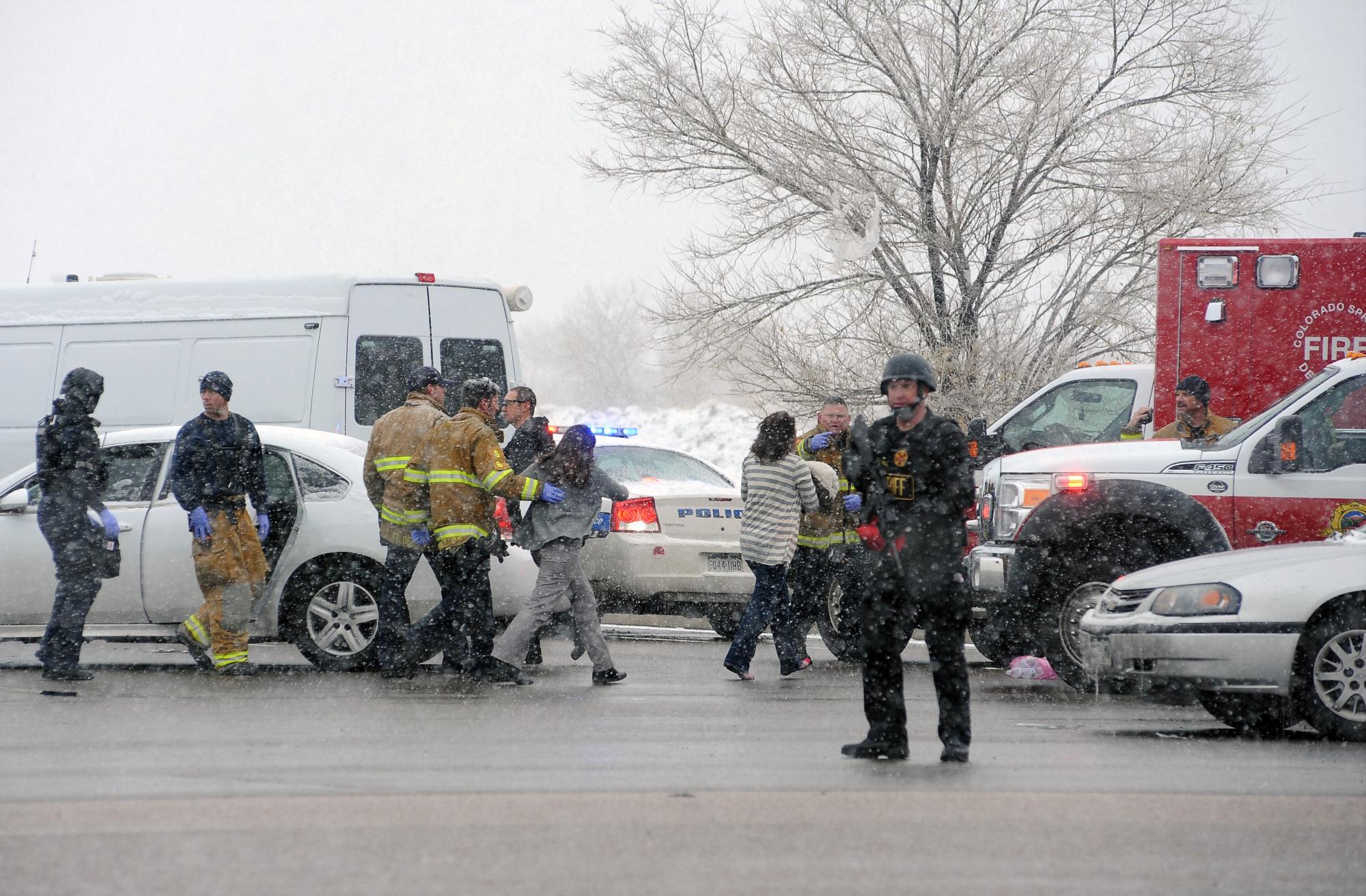 Una mujer es llevada a lugar seguro por personal de emergencia después de informes sobre disparos cerca de una clínica de Planned Parenthood en Colorado Springs, Colorado, el 27 de noviembre de 2015. Según las autoridades, hay varios heridos.