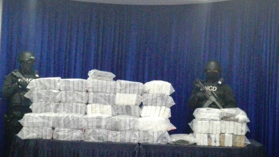 Autoridades decomisan 247 paquetes de droga; apresan cinco personas