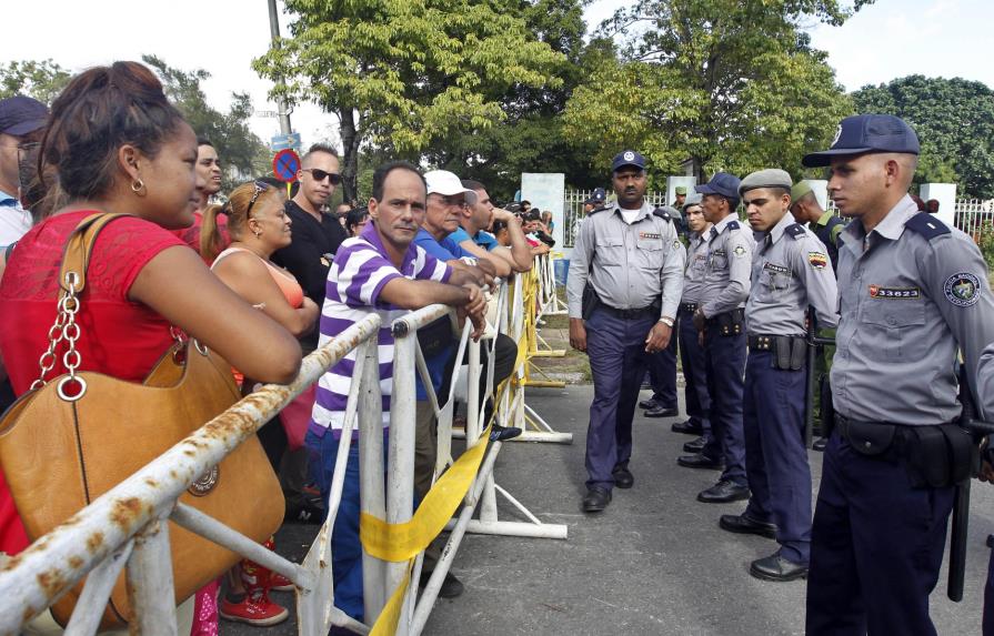 Cientos de cubanos acuden por segundo día a Embajada de Ecuador por visados