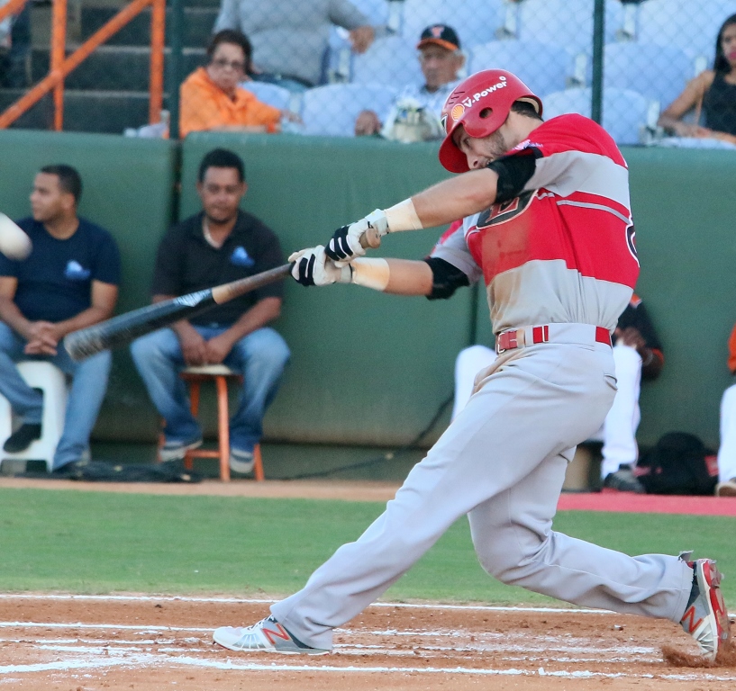 Joey Rickard bateó de 4-2 en la victoria de los Leones del Escogido frente a los Tigres del Licey