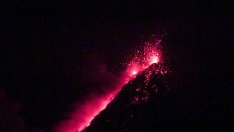 Volcán Fuego en Guatemala entra en nueva fase eruptiva con explosiones