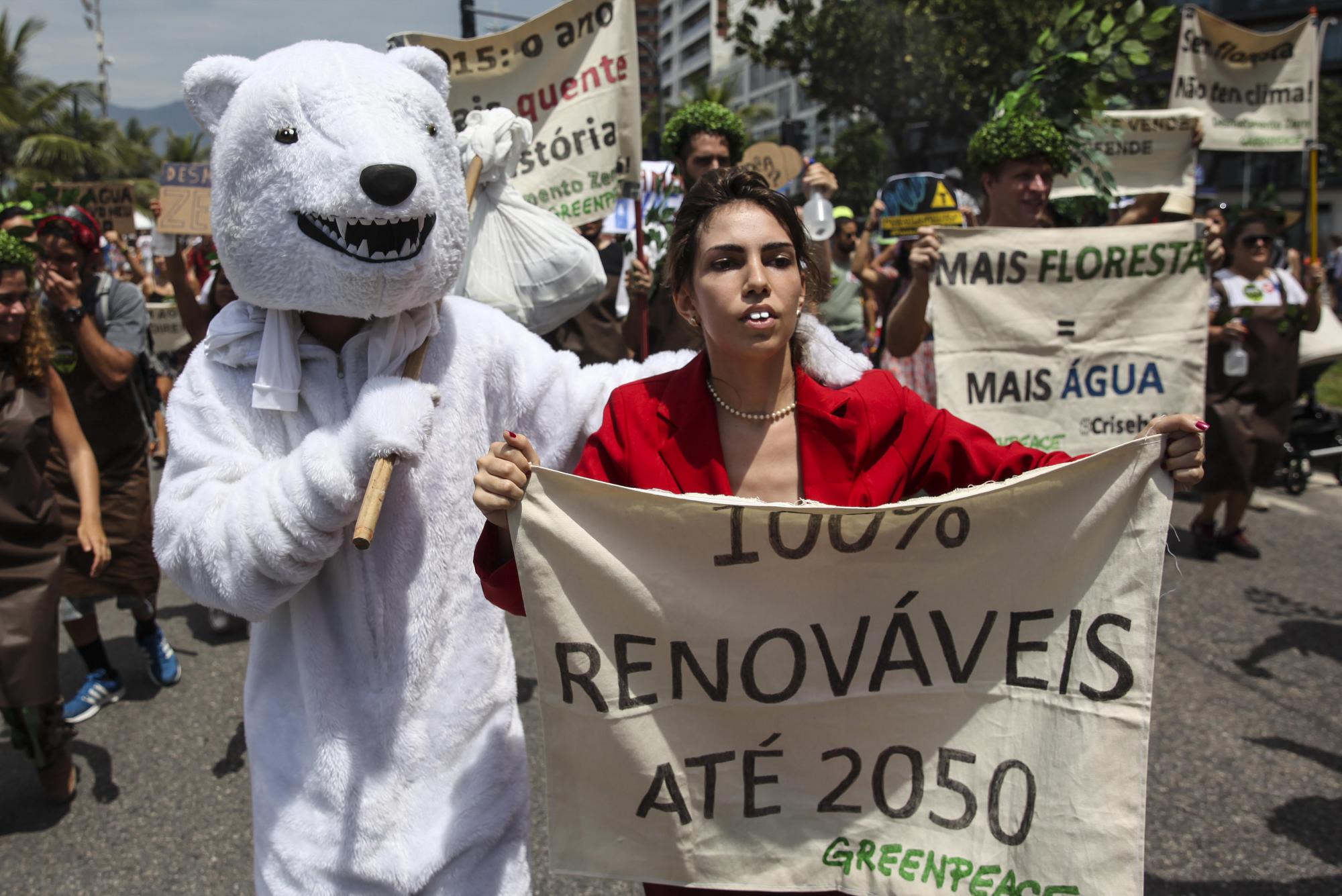 Un manifestante participa hoy, domingo 29 de noviembre de 2015, en la Marcha por el Clima en la playa de Ipanema, Río de Janeiro (Brasil). 