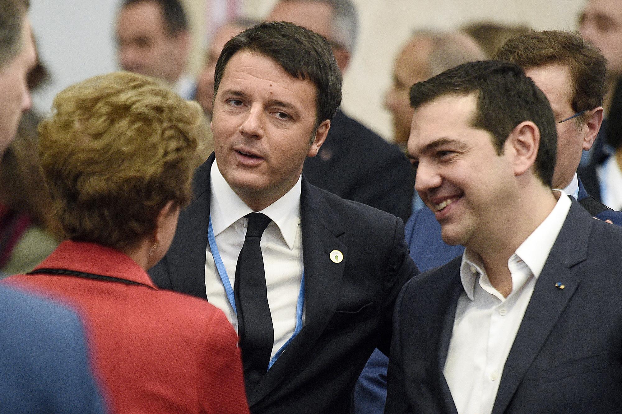 La presidenta de Brasil Dilma Rousseff platica con el primer ministro italiano Matteo Renzi, al centro, y el primer ministro griego Alexis Tsipras en el marco de la conferencia de cambio climático de la ONU (COP21), en Le Bourget, a las afueras de París, el lunes 30 de noviembre de 2015. Más de 150 líderes mundiales participan en la primera jornada de la cumbre, que terminará el 11 de diciembre y donde buscan un amplio acuerdo en materia de protección al medioambiente.