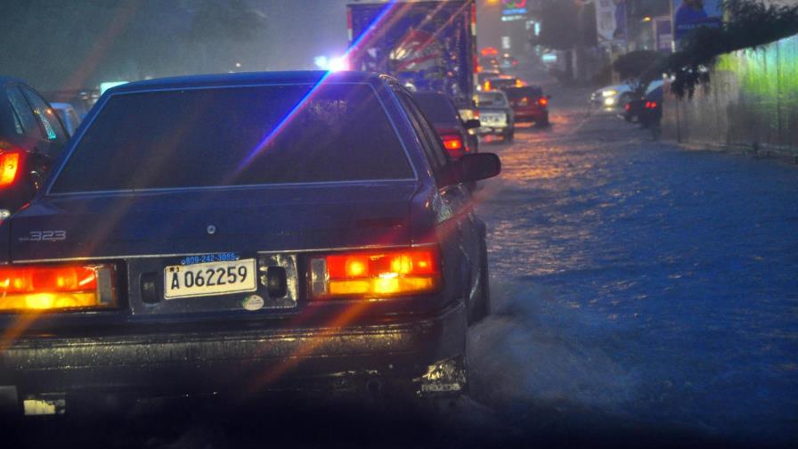 Lluvias inundan calles y avenidas de Santiago