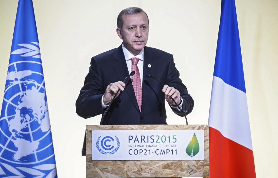 Erdogan promete dimitir si se demuestra que Turquía compra petróleo a Dáesh