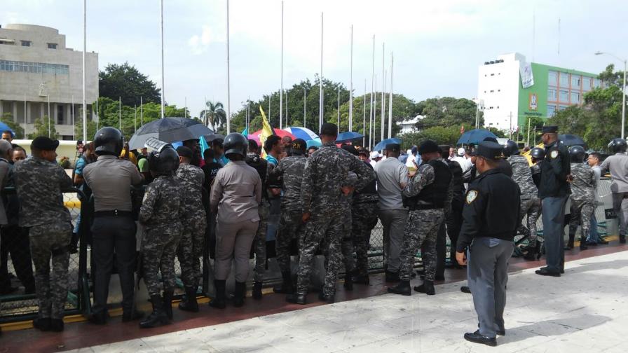 Rector de la UASD encabeza protesta en rechazo al proyecto de examen único de competencias