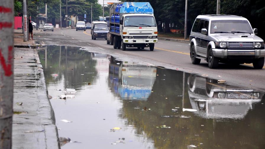 Lluvias empeoran el estado calles de Santiago