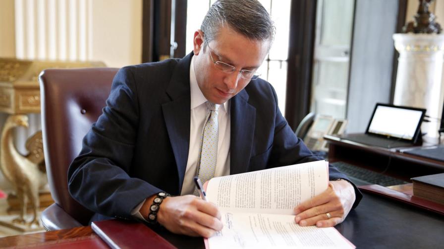 Puerto Rico desviará fondos de empresas públicas para “tratar de pagar” la deuda 