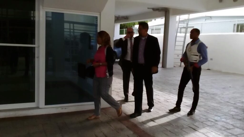 Awilda Reyes en el edificio donde reside.