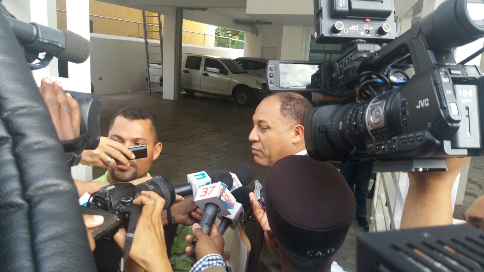 Uno de los fiscales que trabaja en la investigación al llegar al allanamiento.