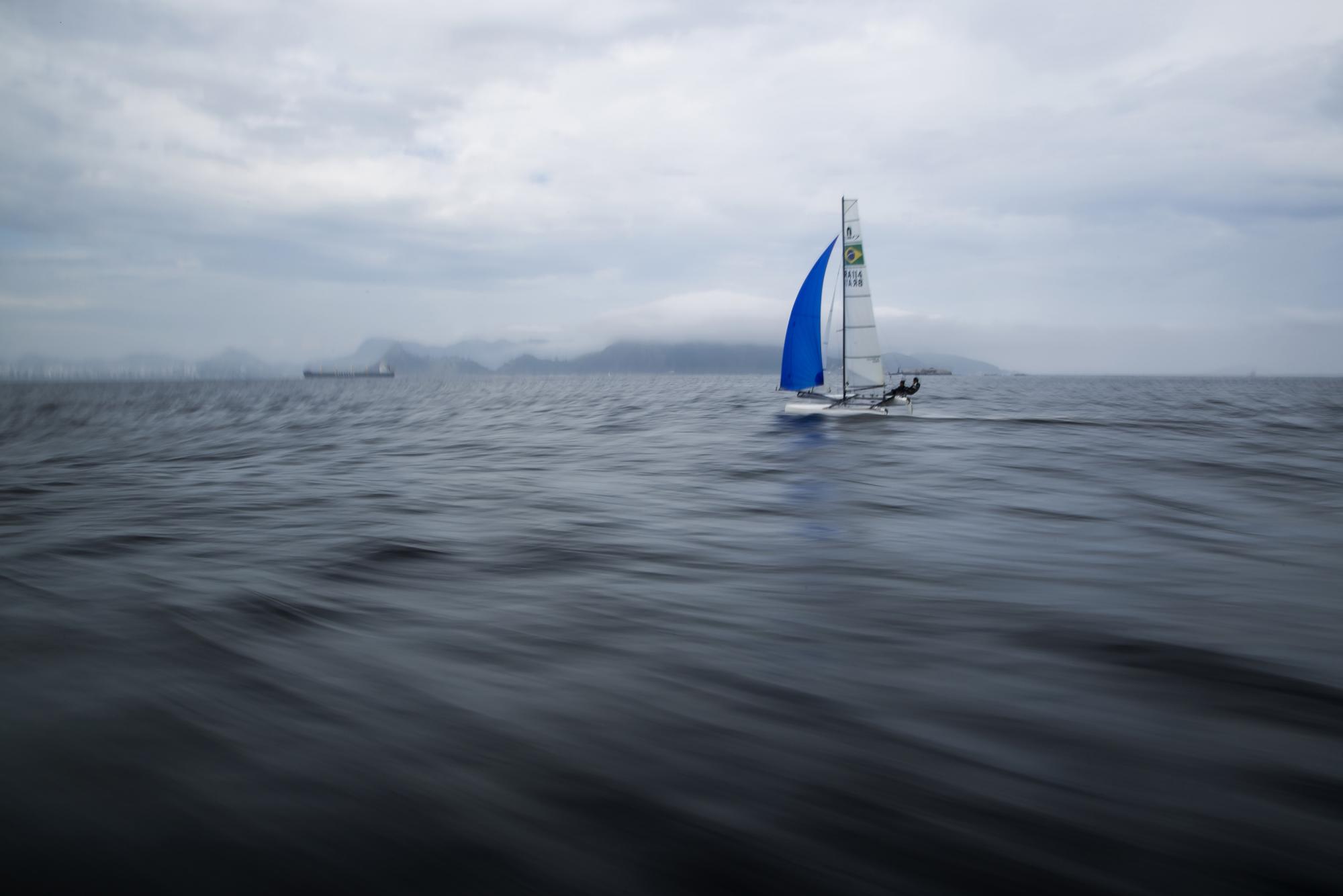En esta imagen, tomada el 3 de noviembre de 2015, los deportistas brasileños Samuel Albrecht e Isabel Swan entrenan en la bahía de Guanabara en Río de Janeiro, Brasil. Desde agosto, The Associated Press ha ampliado sus pruebas para incluir muestras tomadas dentro de los circuitos de regatas de la bahía y en la laguna Rodrigo de Freitas, donde se celebrarán en los torneos previos se celebraron las pruebas de remo y piragüismo.