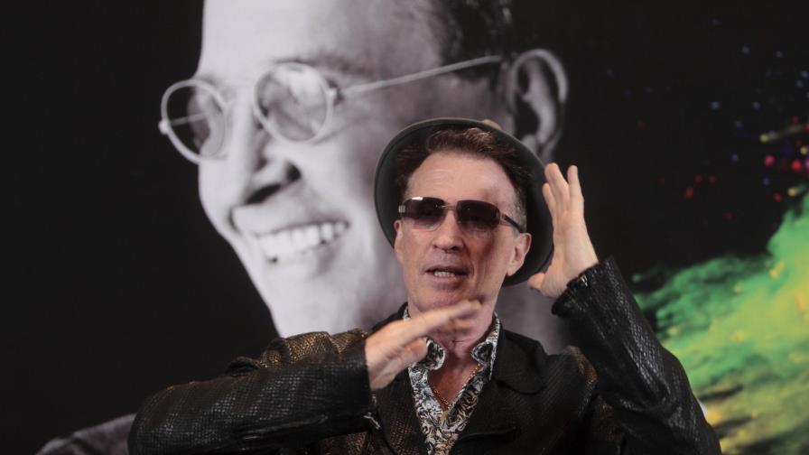 Emmanuel, un devoto del acto de cantar, también en la ducha