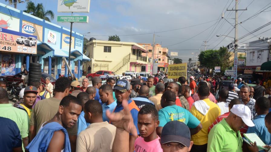 Choferes paralizan el tránsito en la Isabel Aguiar en reclamo de reparación vías de Herrera Choferes paralizan el tránsito en la Isabel Aguiar en reclamo de reparación vías de Herrera