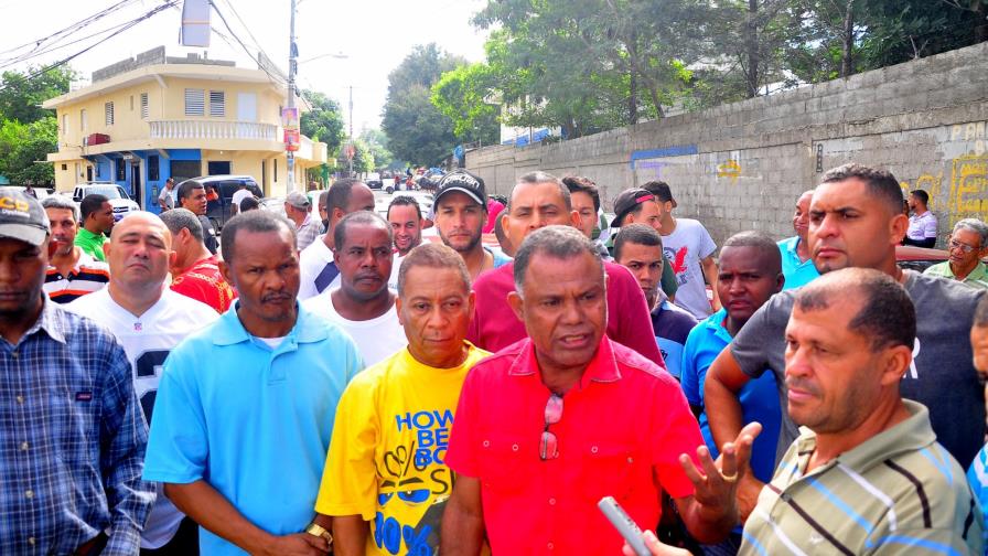 Choferes de ruta transporte paran labores en Santiago en demanda de reparación de calles Choferes de ruta transporte paran labores en Santiago en demanda de reparación de calles