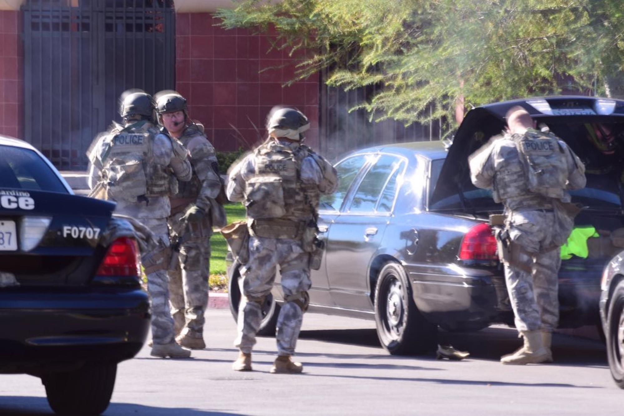 Un equipo SWAT llegó a la escena del tiroteo en San Bernardino, California, ocurrido este miércoles.