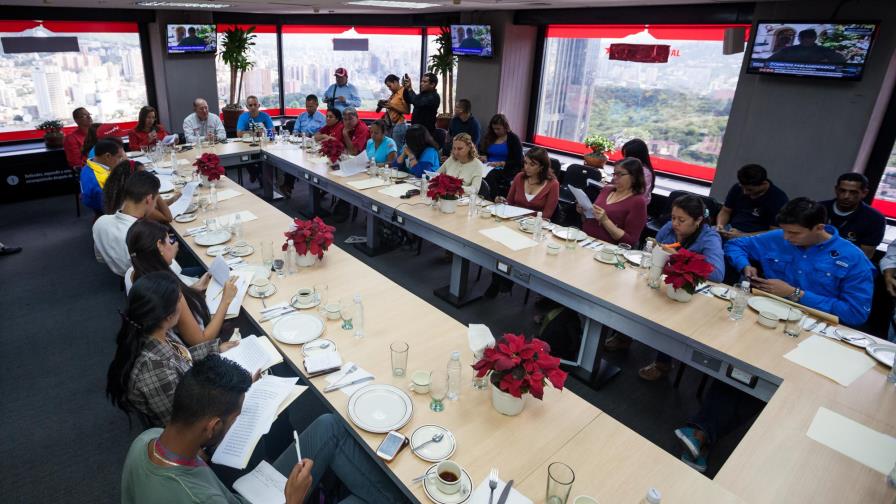 El chavismo advierte de que se acabarán sus programas sociales si pierde