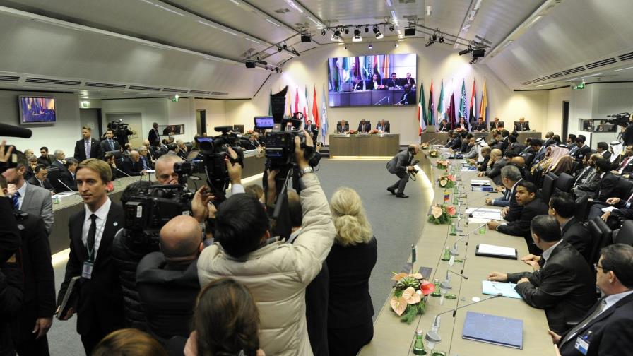 La OPEP decide no reducir su producción de petróleo en un intento por bloquear el esquisto