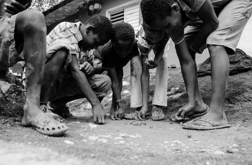 Un grupo de niños juega en la calle en Juan Santiago, el municipio más pobre del país. 