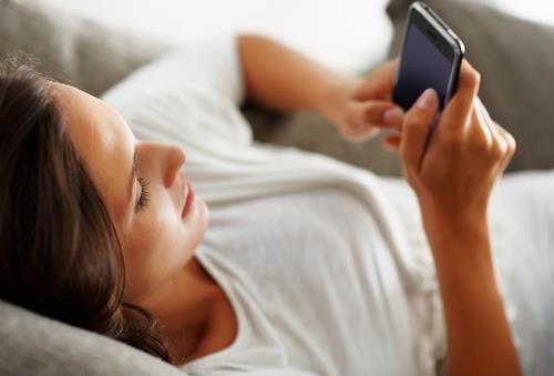 Según estudio, los smartphones comienzan a reducir el tiempo invertido en ver TV tradicional