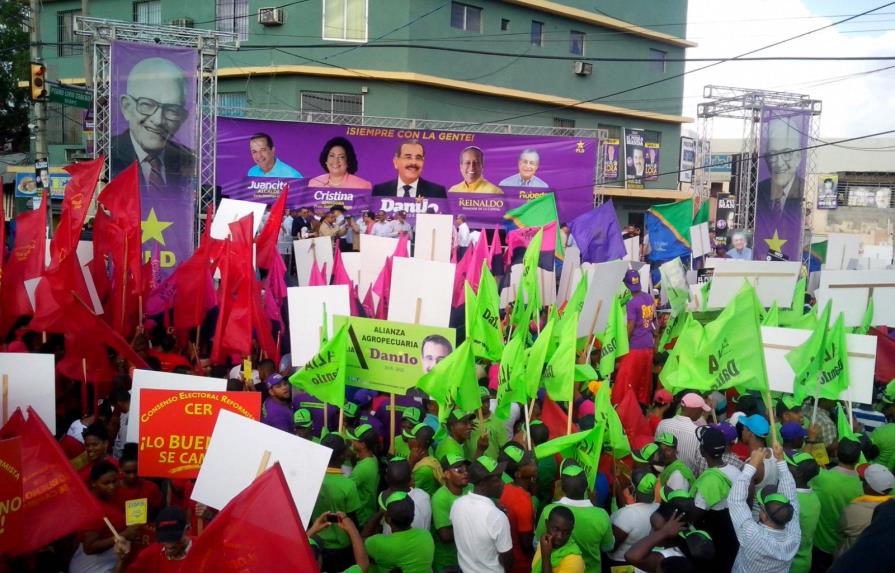 Militantes esperan llegada de Danilo para proclamar candidatos
