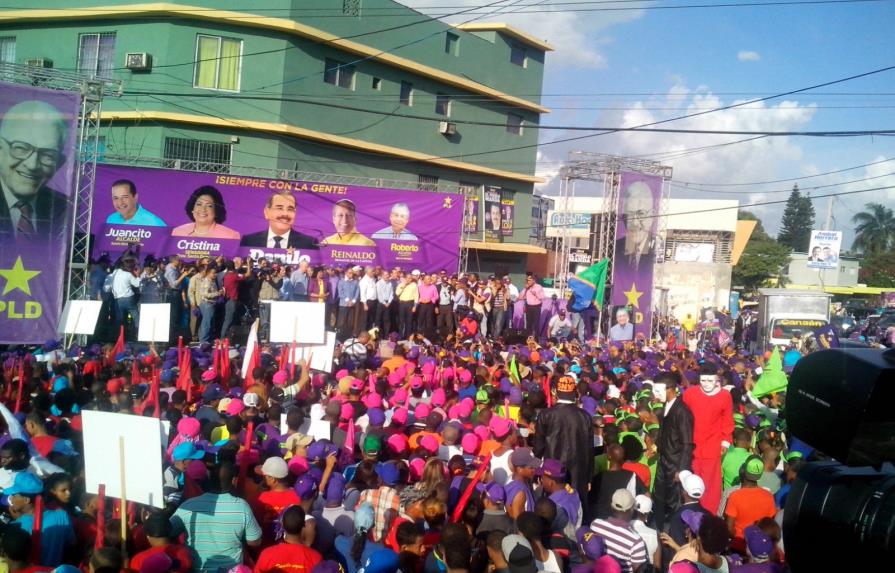 Danilo Medina juramenta candidatos a alcaldes y senadores para las elecciones de 2016
