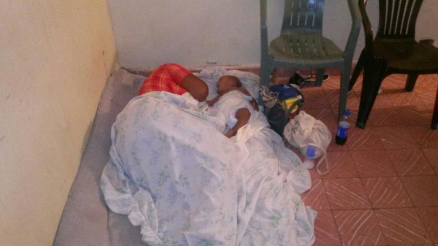 Fiscalía de Hato Mayor mantiene detenidos a mujer con bebé porque otro hijo limpiaba zapatos en la calle