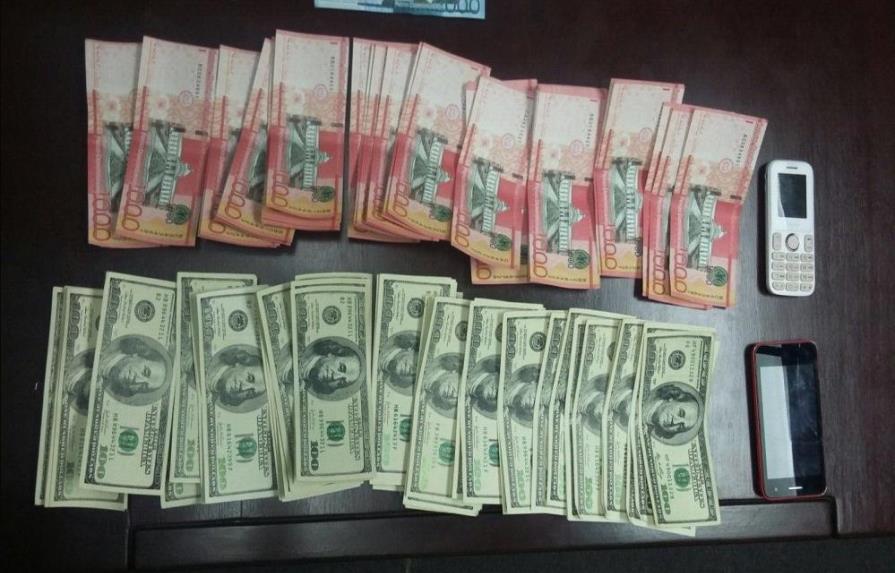 Policía Nacional apresa hombre con 93 billetes falsos en pesos y dólares 