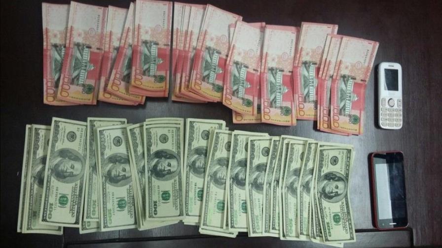 Policía Nacional apresa hombre con 93 billetes falsos en pesos y dólares 