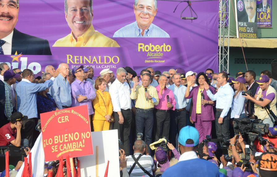 Danilo Medina preside marcha del PLD tras proclamar candidatos senadores y alcaldes del Gran Santo Domingo