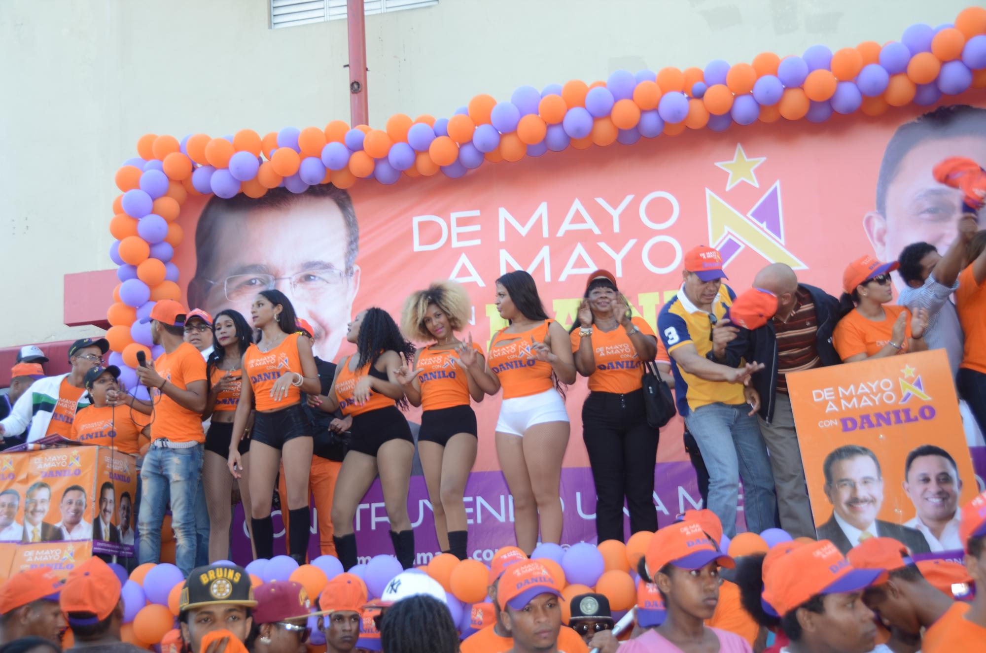 Bailarinas durante la proclamación de las candidaturas de Roberto Salcedo, Juan De Los Santos, Cristina Lizardo y Reinaldo Pared Pérez.