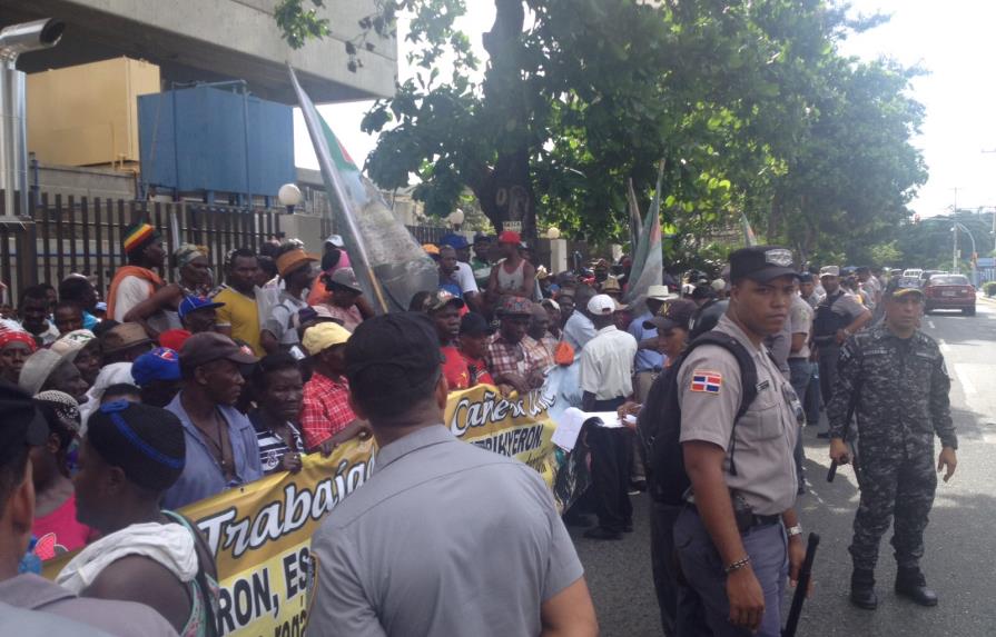 Cañeros exigen residencia permanente al Ministerio de Interior y Policía